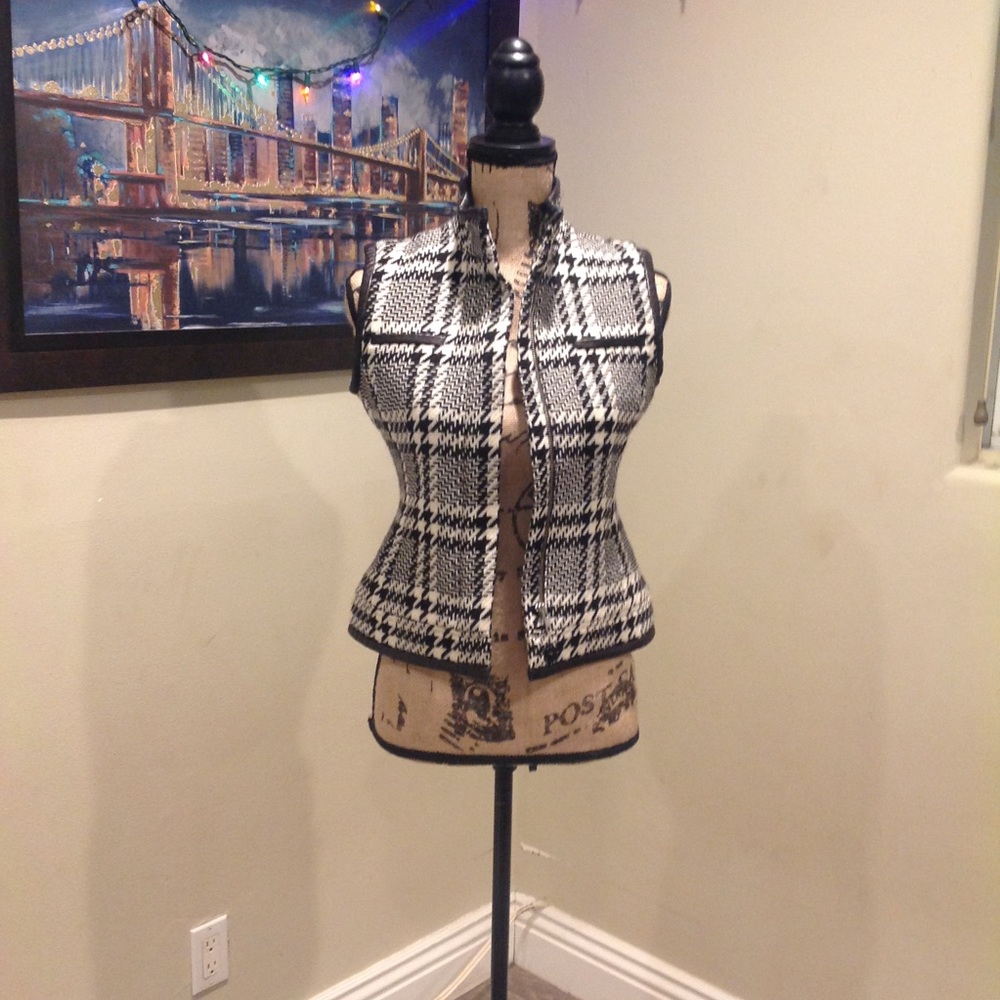 Trendy houndstooth vest by Tommy Hilfiger